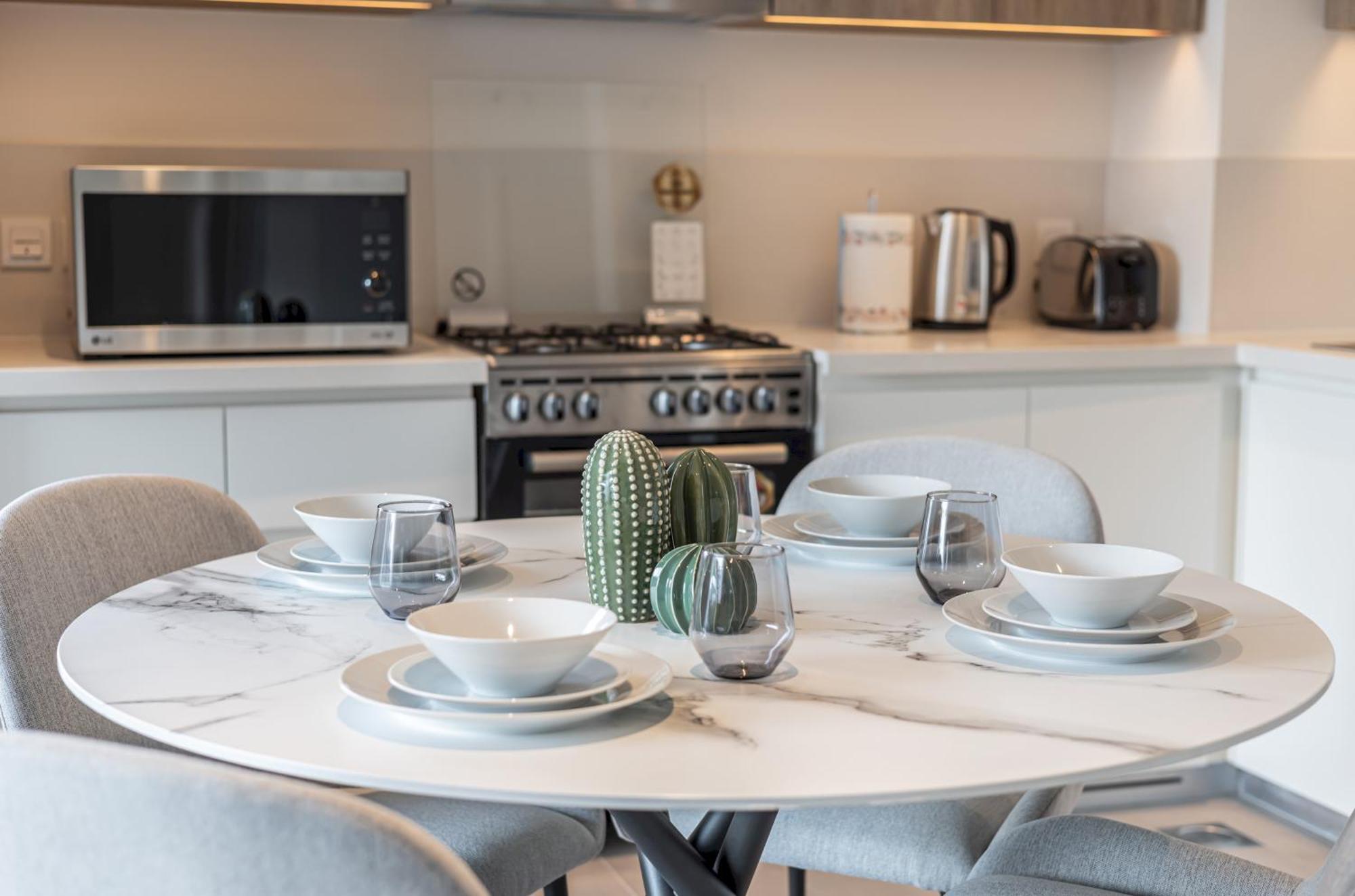 Elite Lux Homes - Upscale & Stylish 2br In Hills Apartment Dubai